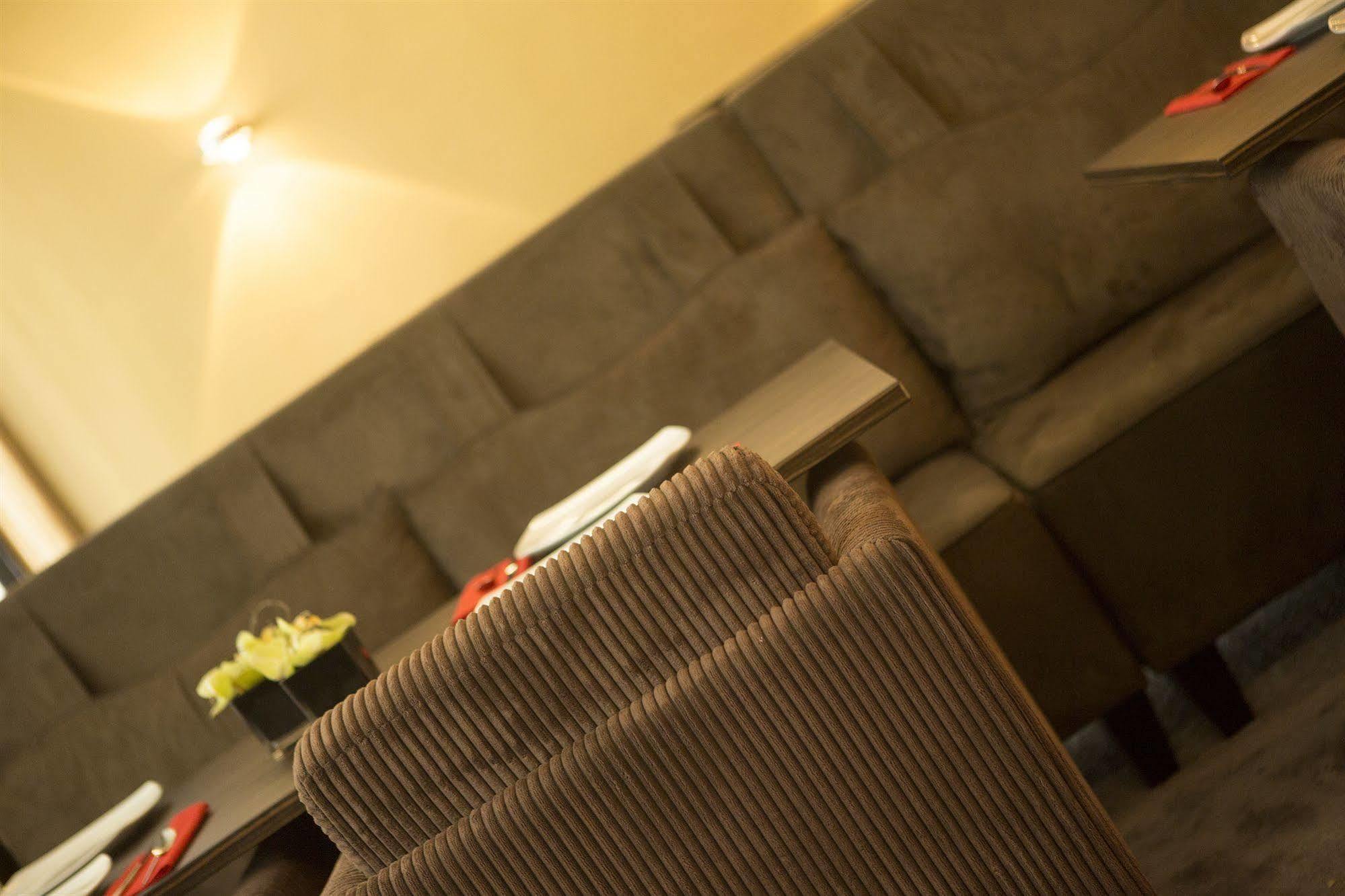Hotel The Neufchatel Saint-Gilles Bagian luar foto